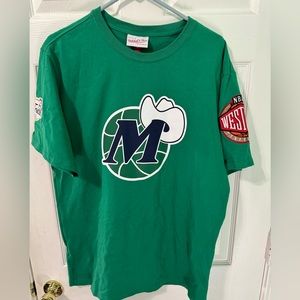Mitchell and Ness Dallas Mavericks Retro Team Origins T-Shirt, Size Large
